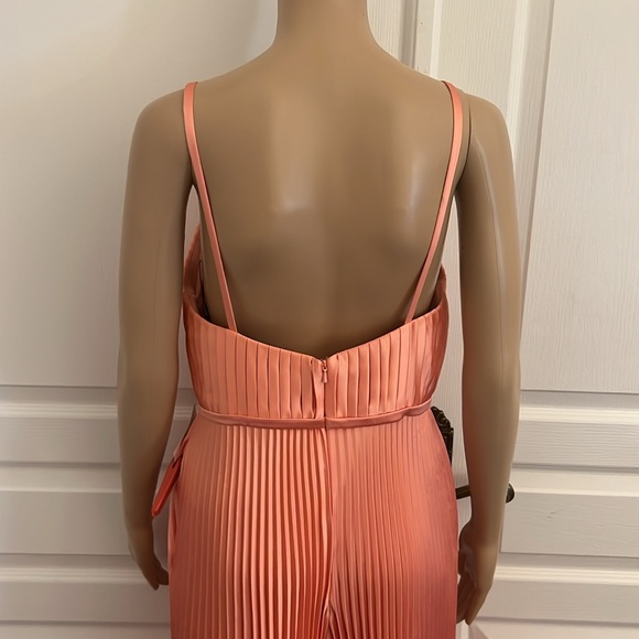Nwt .MacDuggal PLEATED PLUNGE NECK WIDE LEG JUMPSUIT - Picture 6 of 6